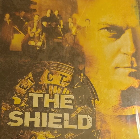 The Shield Box set Brandnew & Sealed. Seasons 1,2,3,4 complete Boxset - Picture 11 of 12